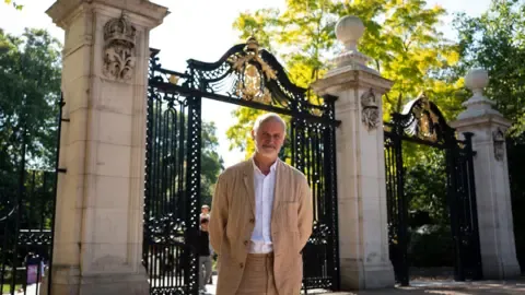 Sculptor Plans to Reflect Royal's Dignity in Sculpture