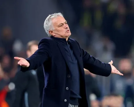 Benfica Engaged in Discussions to Appoint José Mourinho Following Dismissal of Former Manager