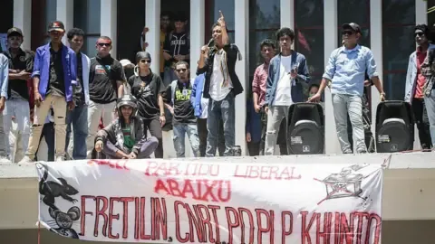 East Timor Scraps Plan to Supply Free Automobiles for Parliamentarians Following Mass Demonstrations